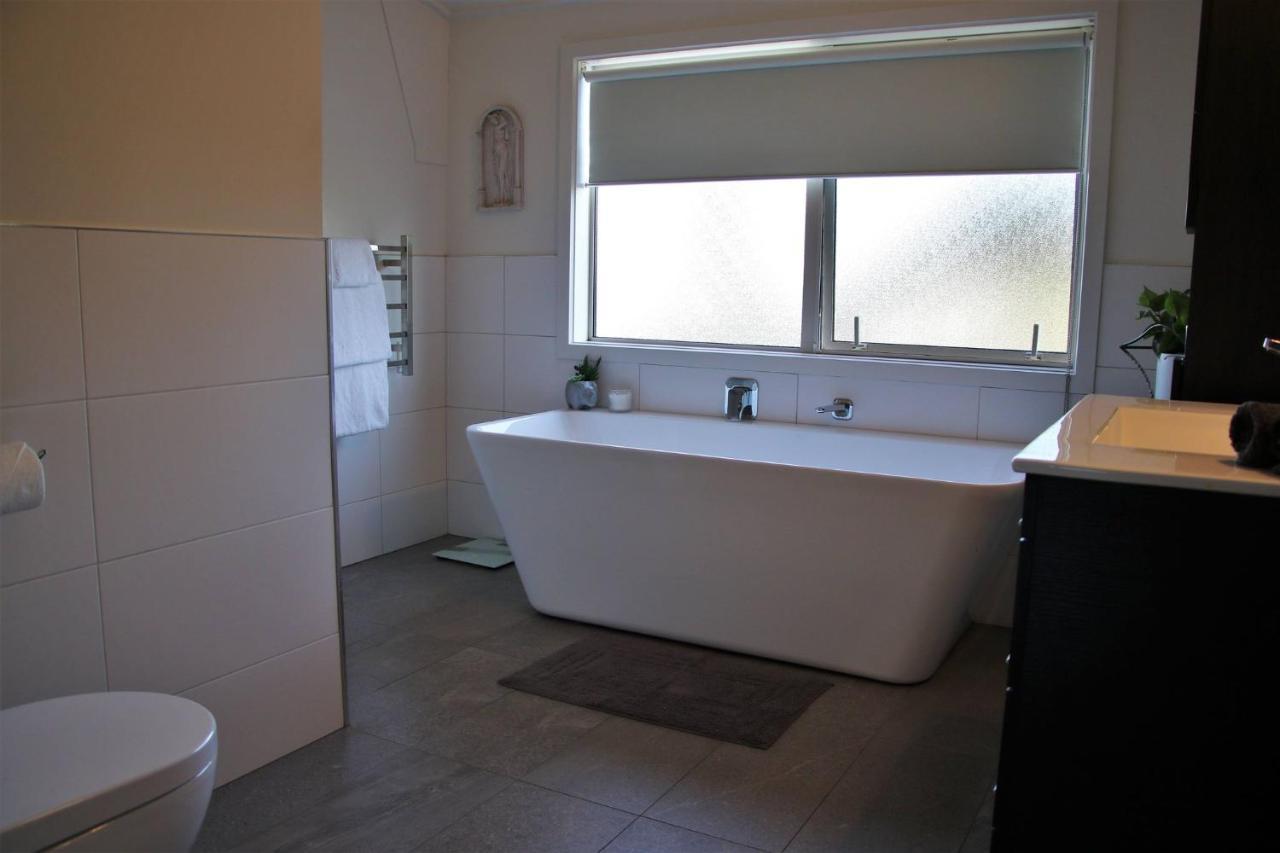 The Country Escape Apartment Fernhill Bagian luar foto